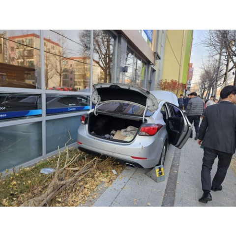 11일 경기 수원시 권선구에서 70대 운전자가 가속페달을 브레이크로 착각하며 건물에 돌진하는 사고를 냈다. 이 사고로 보행자 1명이 크게 다쳤다. 연합뉴스