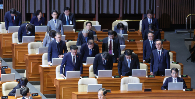 김문수 고용노동부 장관이 11일 오후 국회 본회의에서 진행된 