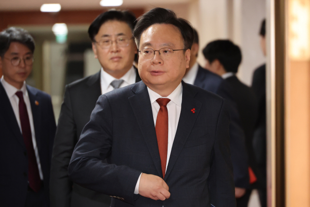 조규홍 보건복지부 장관이 8일 서울 종로구 정부서울청사에서 열린 국무위원간담회에 입장하고 있다. 연합뉴스