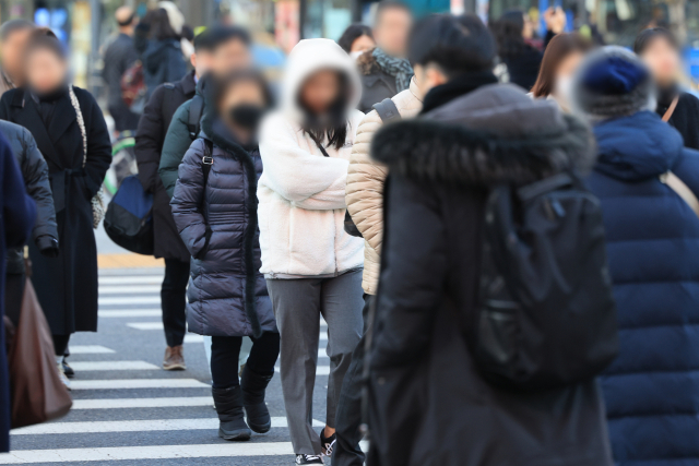 전국 대부분의 아침 기온이 영하로 떨어진 29일 오전 서울 세종대로사거리에서 두꺼운 옷을 입은 시민들이 횡단보도를 건너고 있다. 연합뉴스