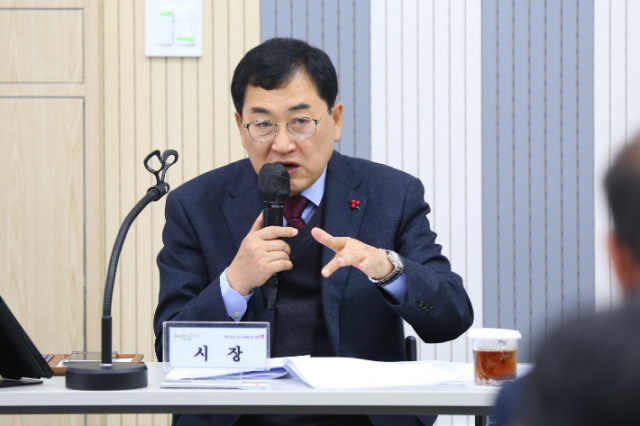 주낙영 경주시장이 9일 오전 청사 내 대회의실에서 올해 마지막 읍면동 회의를 주재하고 있다. 경주시 제공