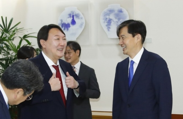 5년 반 전 두 사람은 2024년 12월 비상계엄 선포 및 해제에 따른 대한민국의 혼란 상황을 상상이나 했을까? 2019년 7월 25일 윤석열 신임 검찰총장 임명식 당시 문재인 정부 조국 민정수석과 윤석열 신임 총장. 당시 두 사람의 넥타이가 붉은색과 파란색으로 대비됐는데, 이후 두 사람은 각각 붉은색이 당 컬러인 국민의힘의 대선 후보 및 대통령, 파란색이 역시 당 색깔인 조국혁신당의 대표가 됐다. 연합뉴스