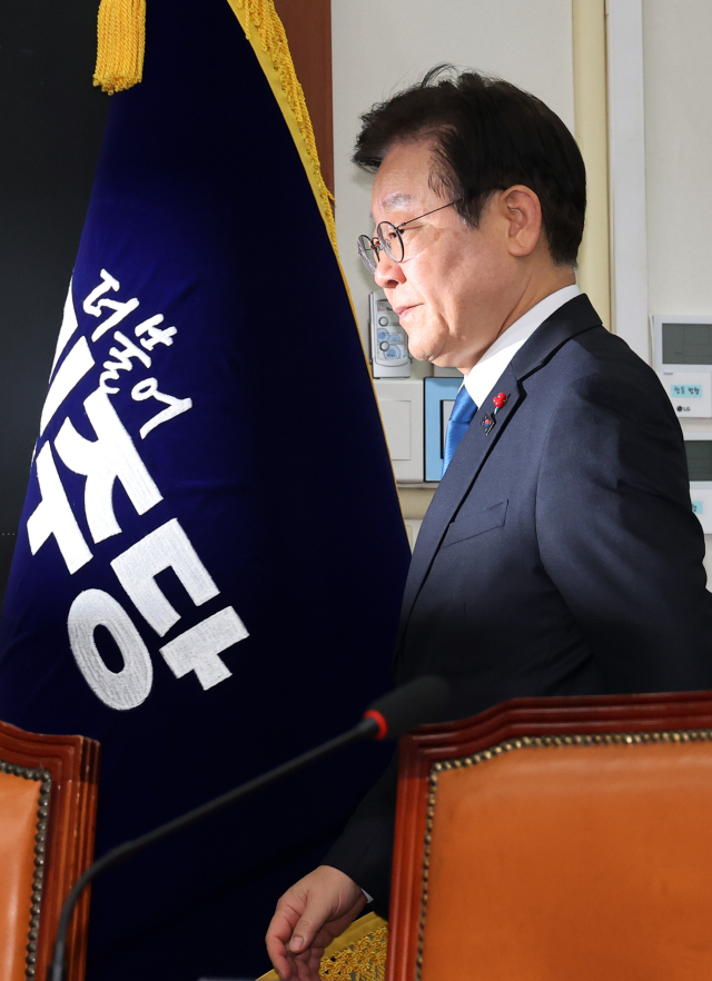 더불어민주당 이재명 대표가 12일 오전 서울 여의도 국회에서 열린 최고위원회의에 참석하고 있다. 연합뉴스