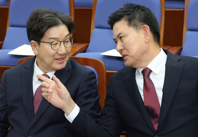 12일 오전 서울 여의도 국회에서 원내대표 선출을 위한 의원총회가 열리기 전 후보인 국민의힘 권성동 의원(왼쪽)과 국민의힘 김태호 의원이 대화하고 있다. 연합뉴스