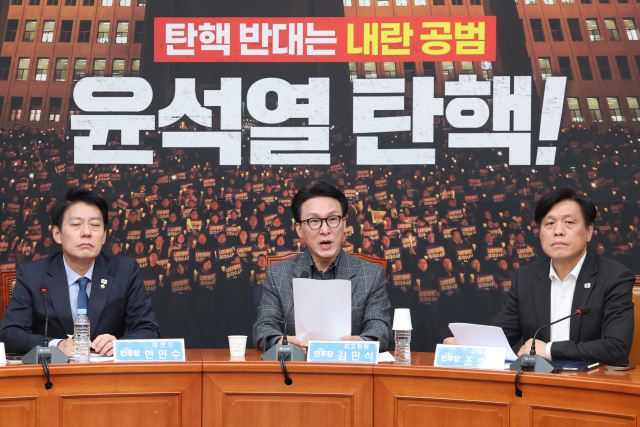 김민석 더불어민주당 수석최고위원이 지난 8일 국회에서 열린 기자간담회에서 한덕수 국무총리와 국민의힘 한동훈 대표의 공동담화와 관련한 질문에 답하고 있다. 연합뉴스
