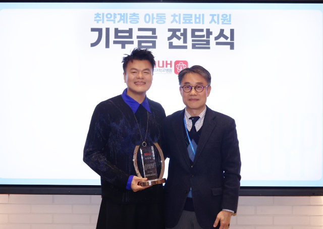 사진 왼쪽이 박진영 JYP 엔터테인먼트 박진영 대표 프로듀서, 오른쪽이 박진영 칠곡경북대병원 대장항문소아외과 교수. 칠곡경북대병원 제공.
