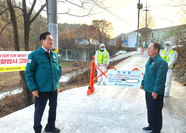 최기문(왼쪽) 영천시장이 AI가 확진된 화남면 산란종계 농장을 찾아 관계 공무원으로부터 확산 방지 대책을 듣고 있다. 영천시 제공