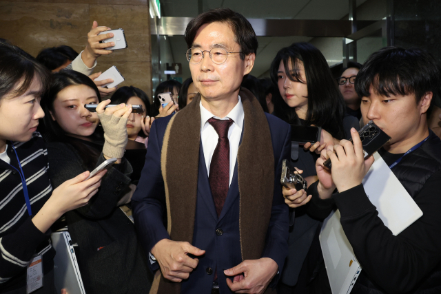 국민의힘 조경태 의원이 10일 오전 서울 여의도 국회에서 의총장으로 향하고 있다. 연합뉴스