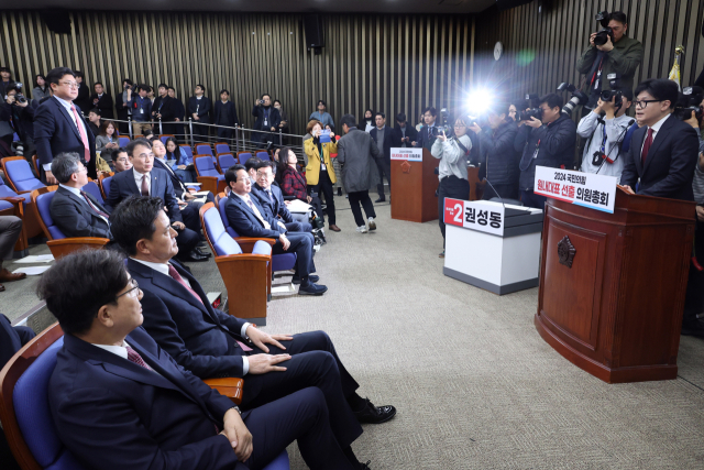 12일 오전 국회에서 열린 국민의힘 의원총회에서 의원들이 한동훈 대표에게 항의하고 있다. 연합뉴스