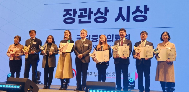 경상북도안동의료원이 지난 11일 공공의료 성과보고회에서 공공병원 운영진단 유공분야 장관 표창을 받았다. 사진 왼쪽 두번째가 이국현 안동의료원장. 안동의료원 제공
