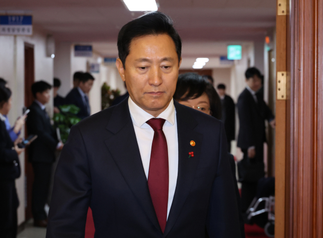 오세훈 서울시장이 8일 서울 종로구 정부서울청사에서 열린 국무위원간담회에 입장하고 있다. 연합뉴스