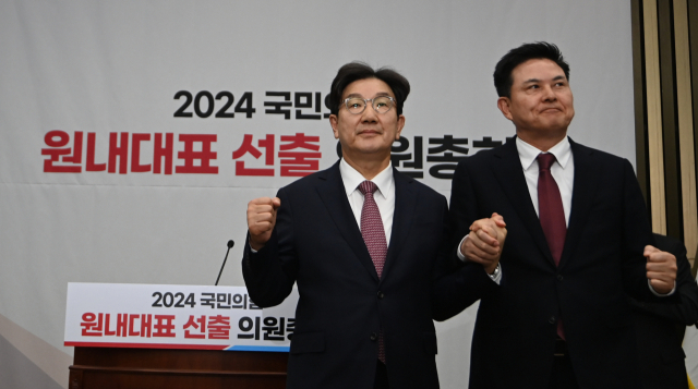 국민의힘 권성동 의원이 12일 오전 서울 여의도 국회에서 열린 원내대표 선출 의원총회에서 당선된 후 김태호 의원과 기념 촬영하고 있다. 연합뉴스