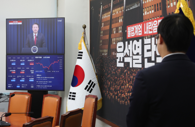 윤석열 대통령 탄핵소추안 표결일인 7일 오전 서울 여의도 국회에서 더불어민주당 의원과 당직자들이 윤 대통령의 대국민담화를 지켜보고 있다. 연합뉴스