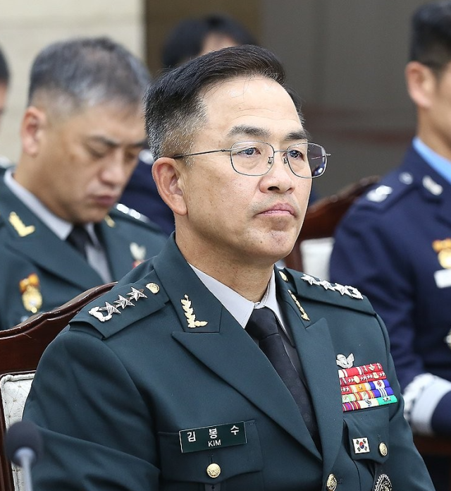 김봉수 육군 중장이 지난10월10일 열린 국정감사에 출석해 의원들의 질의를 듣고 있다. 연합뉴스