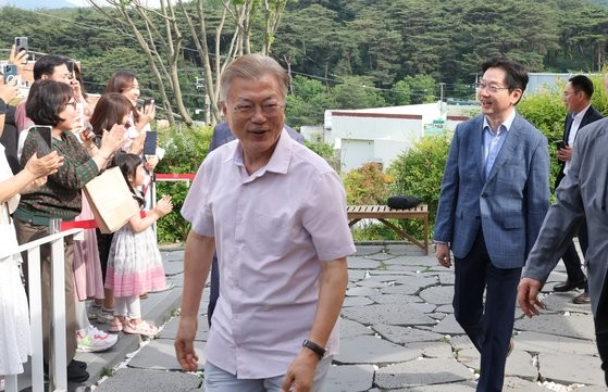 지난 5월 22일 오후 경남 양산시 하북면 평산책방에서 문재인 전 대통령과 김경수 전 경남지사가 방문객들에게 인사하고 있다. 연합뉴스