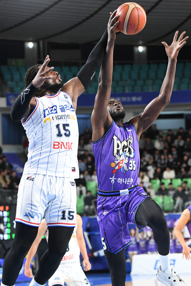 대구 한국가스공사 페가수스의 유슈 은도예가 12일 대구체육관에서 열린 2024-2025 KBL 2라운드 경기에 출전해 부산 KCC의 디온테 버튼과 리바운드 다툼을 벌이고 있다. KBL 제공