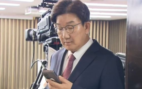 권성동 국민의힘 의원이 지난 12일 신임 원내대표 선출 직전 예정에도 없던 윤석열 대통령의 대국민담화를 접하고 당황해하는 듯한 모습이 카메라에 포착됐다. 영상 캡처