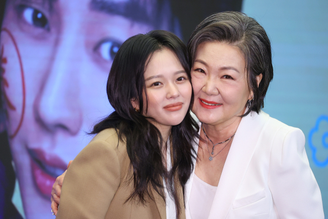 배우 김해숙(오른쪽)과 정지소가 12일 오후 서울 마포구 스탠포드호텔에서 열린 KBS 새 수목드라마 