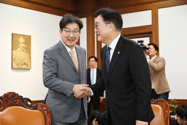 국민의힘 권성동 신임 원내대표(왼쪽)가 13일 오전 서울 여의도 국회에서 우원식 국회의장와 만나 악수하고 있다. 연합뉴스