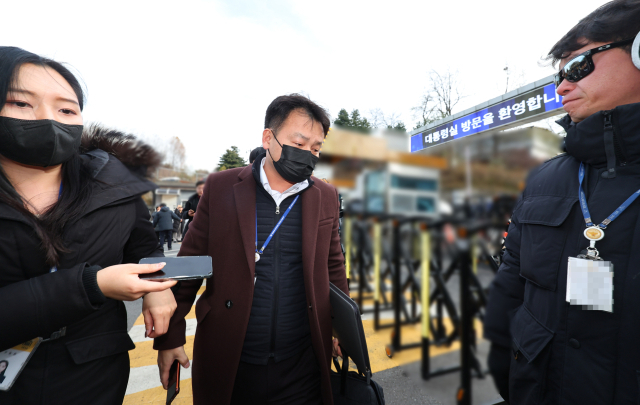 경찰 국가수사본부 비상계엄 특별수사단이 합참 임의제출 자료를 받기 위해 12일 오후 용산 대통령실 민원실로 향하고 있다. 연합뉴스