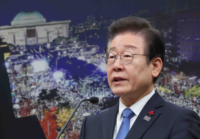 더불어민주당 이재명 대표가 13일 오전 서울 여의도 국회에서 윤석열 대통령에 대한 탄핵소추안 가결을 촉구하고 있다. 연합뉴스