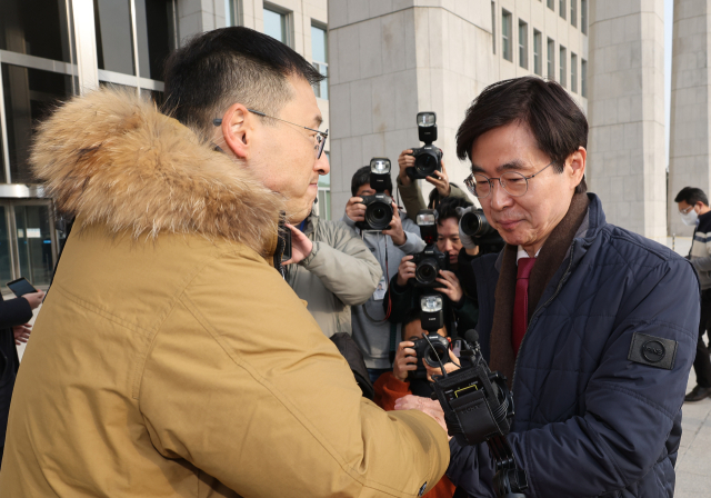 국민의힘 조경태 의원이 13일 오전 국회 본청 앞에서 동료의원들에게 탄핵 찬성에 나서줄 것을 호소하고 있는 김상욱 의원을 격려하고 있다. 연합뉴스