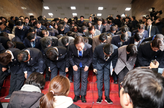 더불어민주당 이재명 대표와 의원들이 14일 오후 윤석열 대통령 탄핵소추안이 가결된 뒤 국회 본회의장을 나와 인사하고 있다. 연합뉴스
