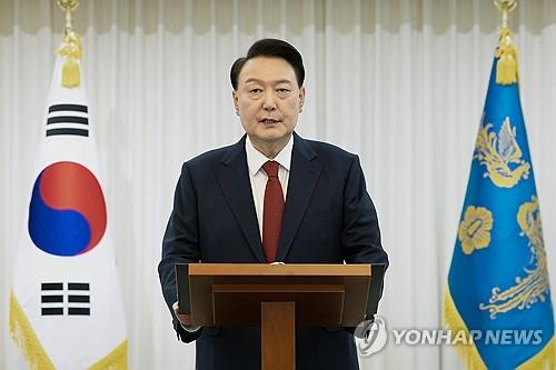 윤석열 대통령이 14일 본인의 탄핵소추안이 국회에서 가결된 뒤 한남동 관저에서 대국민담화를 하고 있다. 2024.12.14 대통령실 제공.