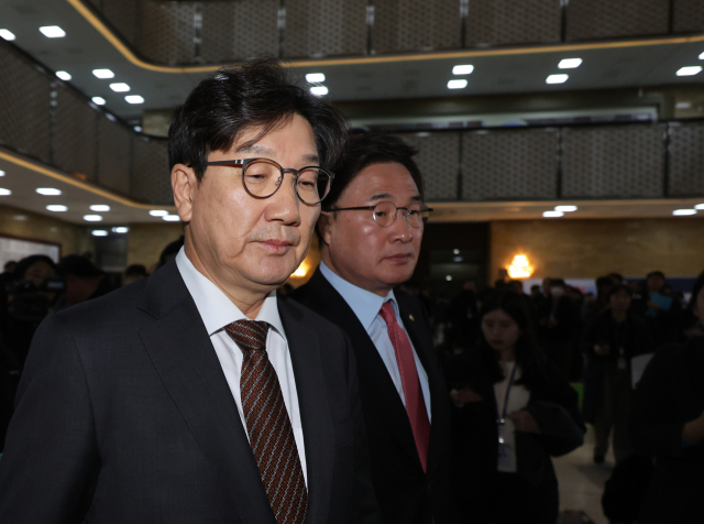 국민의힘 권성동 원내대표가 윤석열 대통령 탄핵소추안이 가결된 14일 오후 서울 여의도 국회에서 의원총회장으로 향하고 있다. 연합뉴스