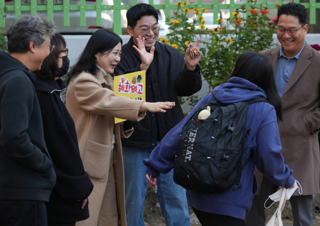 2025학년도 대학수학능력시험일인 지난달 14일 대구 수성구 대구여자고등학교 수능 시험장 앞에서 수험생이 가족과 인사를 나누며 응원과 격려를 받고 있다. 안성완 기자 asw0727@imaeil.com