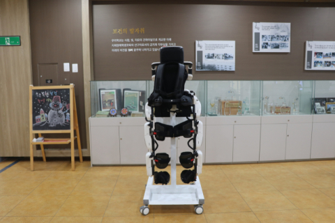 뇌 병변 장애 학생 보행 능력 강화…대구보건학교, 첨단 재활 로봇 프로그램 도입