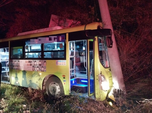 16일 오후 경북 경주 감포읍 지방도에서 발생한 사고 난 시내버스. 경북소방본부 제공