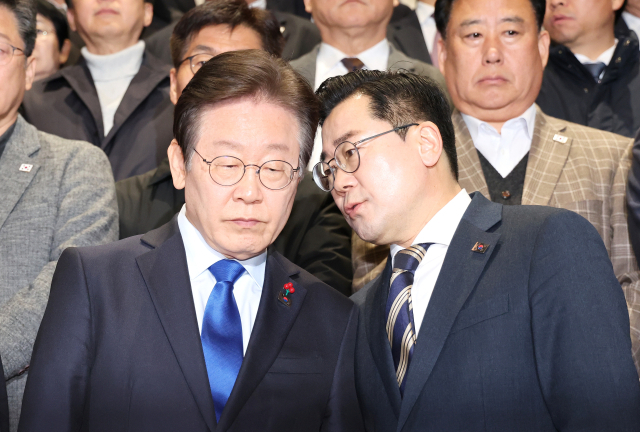 더불어민주당 이재명 대표와 박찬대 원내대표가 지난 14일 오후 윤석열 대통령 탄핵소추안이 가결된 뒤 국회 본회의장을 나와 인사를 하기 전 대화를 나누고 있다. 연합뉴스