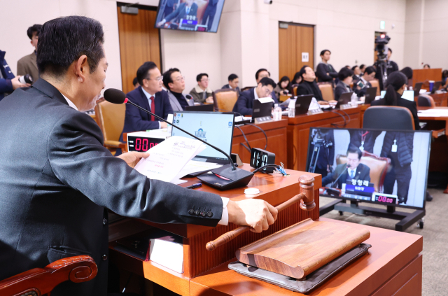 17일 국회에서 열린 법제사법위원회 전체회의에서 정청래 위원장이 의사봉을 두드리고 있다. 연합뉴스