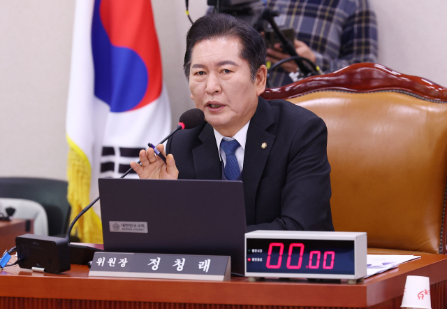 17일 국회에서 열린 법제사법위원회 전체회의에서 정청래 위원장이 발언하고 있다. 연합뉴스