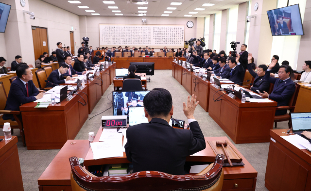 17일 국회에서 열린 법제사법위원회 전체회의에서 야당 의원들이 교육위 소관 법률안 의결을 위해 손을 들고 있다. 연합뉴스