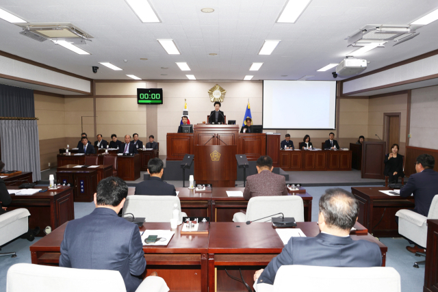 상주시의회 사상 역대급 예산삭감이 이뤄진 지난 16일 상주시의회 제230회 제2차정례회 제3차 본회의 장면. 상주시의회 제공