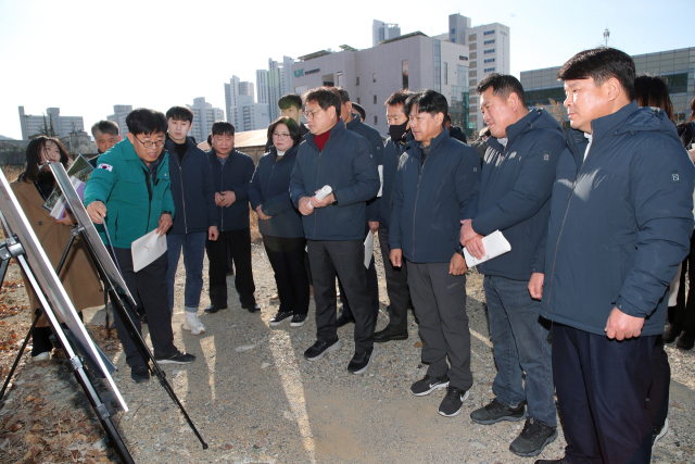 가곡동 구.연탄공장부지에서 도시 재생 활성화 사업 현황을 청취하고 있는 모습. 밀양시의회 제공