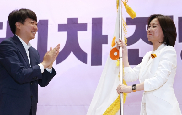 지난 5월 19일 국회 의원회관에서 열린 개혁신당 전당대회에서 신임 당 대표로 선출된 허은아 후보가 이준석 대표로부터 당기를 건네받고 있다. 연합뉴스