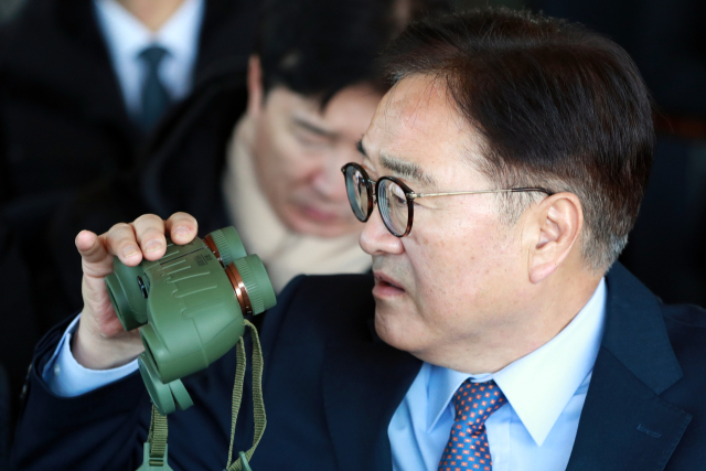 우원식 국회의장이 18일 강원 철원군 육군 제3보병사단에서 최전방 경계작전태세를 점검하고 있다. 연합뉴스