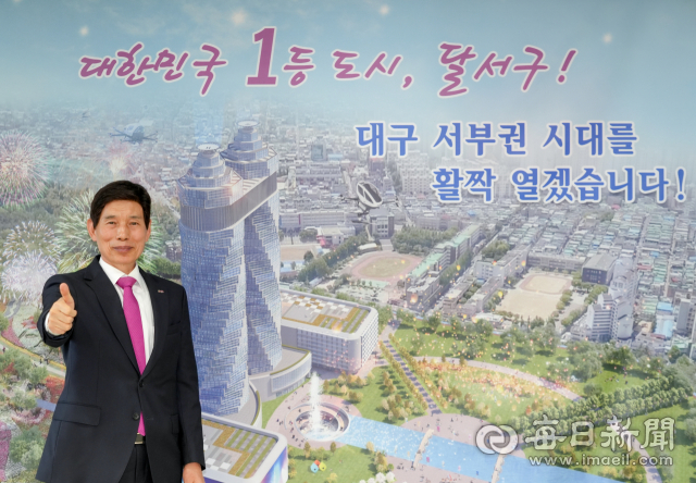 이태훈 대구 달서구청장이 18일 오전 대구시청 신청사 조감도 앞에서 포즈를 취하고 있다. 안성완 기자 asw0727@imaeil.com