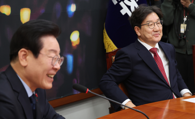 더불어민주당 이재명 대표(왼쪽)가 18일 오후 서울 여의도 국회에서 국민의힘 권성동 대표 권한대행 겸 원내대표를 만나 발언하고 있다. 연합뉴스