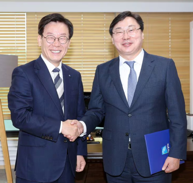 이화영(오른쪽) 전 경기도 평화부지사가 2018년 7월 10일 당시 경기도지사로 재임하던 더불어민주당 이재명 대표로부터 임명장을 받고 있다. 연합뉴스