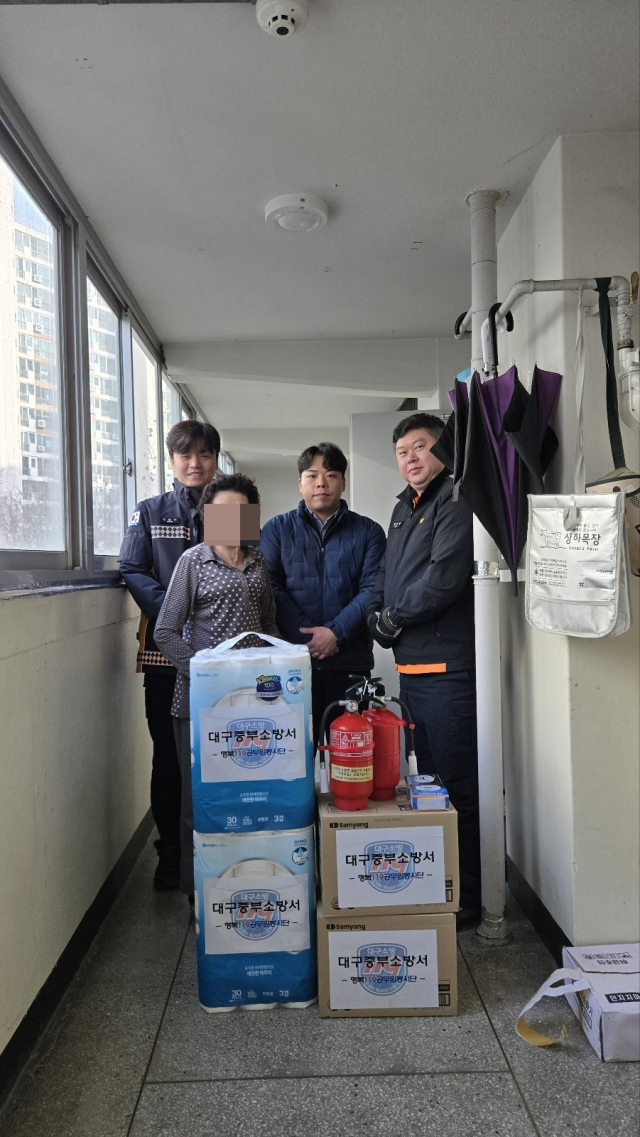 20일 대구중부소방서는 연말연시를 맞아 소방공무원 자체 봉사단과 남산종합사회복지센터 합동으로 관할 내 어려운 이웃에게 생필품과 소화기를 전달했다고 밝혔다.