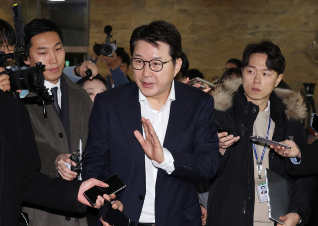 국민의힘 신동욱 의원이 14일 오전 국회에서 열린 비상의원총회에 참석하고 있다. 연합뉴스