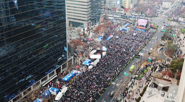 21일 서울 종로구 광화문 동화면세점 앞에서 대한민국바로세우기국민운동본부 주최로