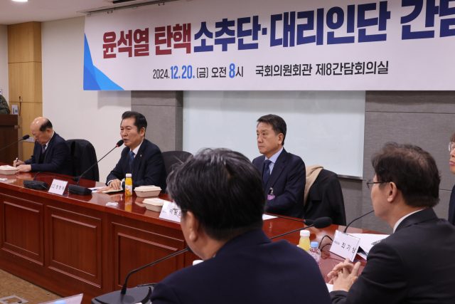 윤석열 대통령 탄핵심판 사건의 국회 탄핵소추단장인 정청래 국회 법제사법위원장이 20일 오전 서울 여의도 국회 의원회관에서 열린 국회 탄핵소추단· 대리인단 간담회에서 발언하고 있다. 연합뉴스