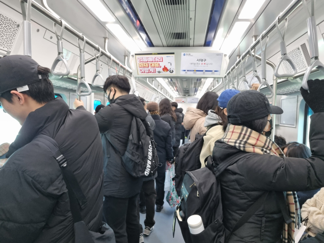 23일 오후 12시 16분쯤 대경선 경산행 열차 내부. 출퇴근 시간대가 아닌데도 탑승객들로 인해 열차가 인산인해를 이뤘다. 김유진 기자