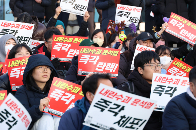 15일 오후 대전역 서광장에서 대전촛불행동 등 시민 100여명이 