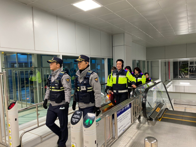 경북경찰청 대경선 전담팀이 구미 사곡역에서 범죄 예방을 위한 치안활동을 전개하고 있다. 경북경찰청 제공.